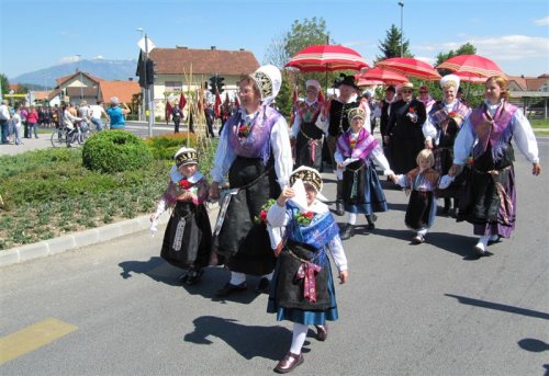 Naša Cirila z vnukinjami, hčerko in možem